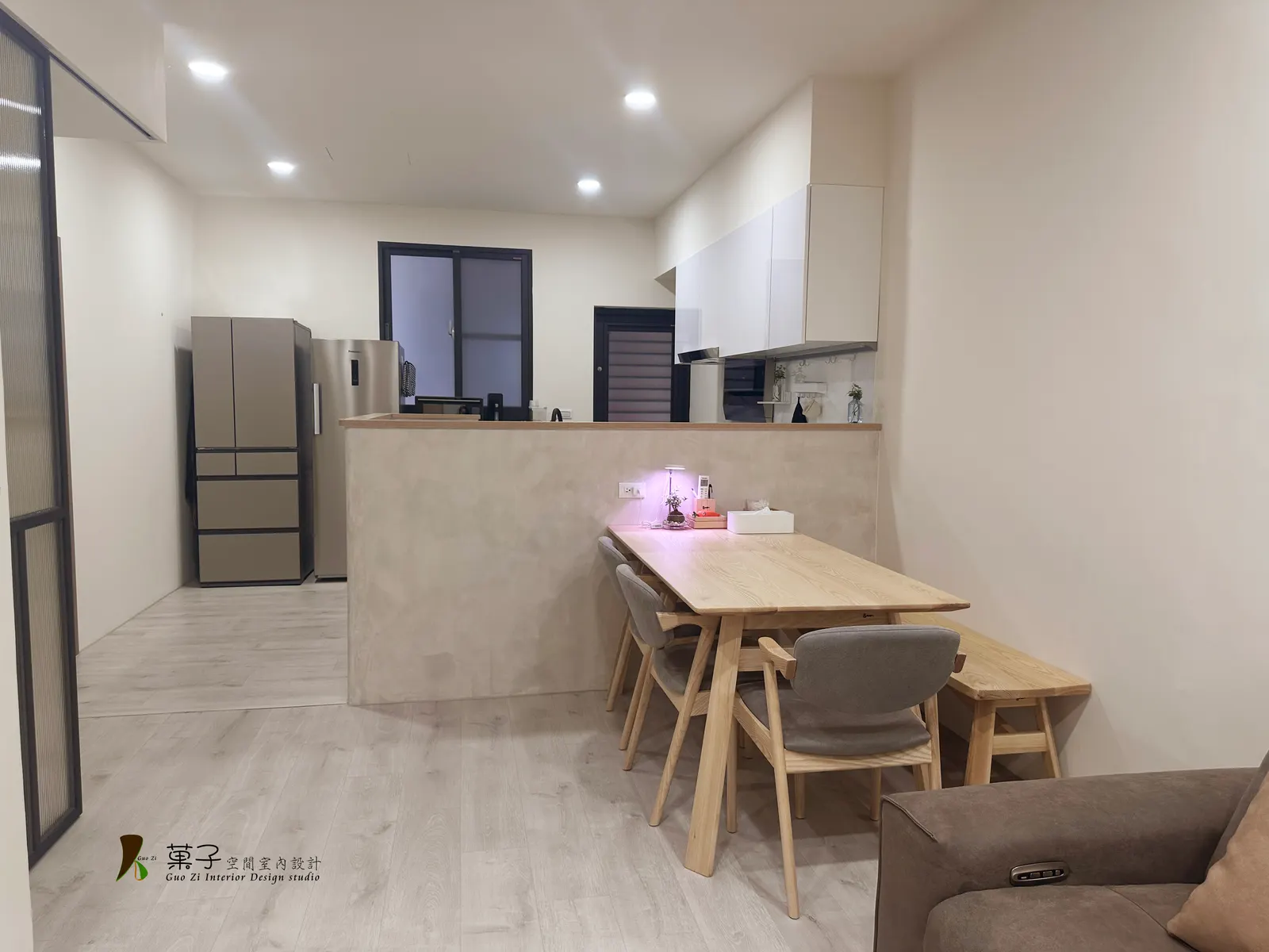 圓一個家的夢想客餐廳入住實景－開放餐廚與餐桌的好住日常｜菓子空間室內設計