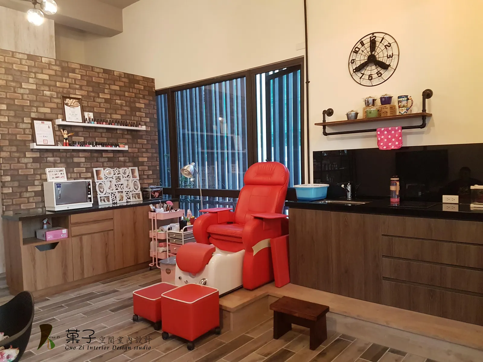 複合式美甲店完工實景－台中 15 坪工業風商業空間設計｜菓子空間室內設計