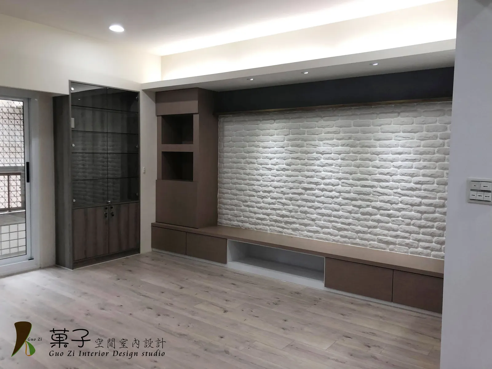 現代簡約大公寓－電視牆展示櫃｜菓子空間室內設計舊屋翻新作品