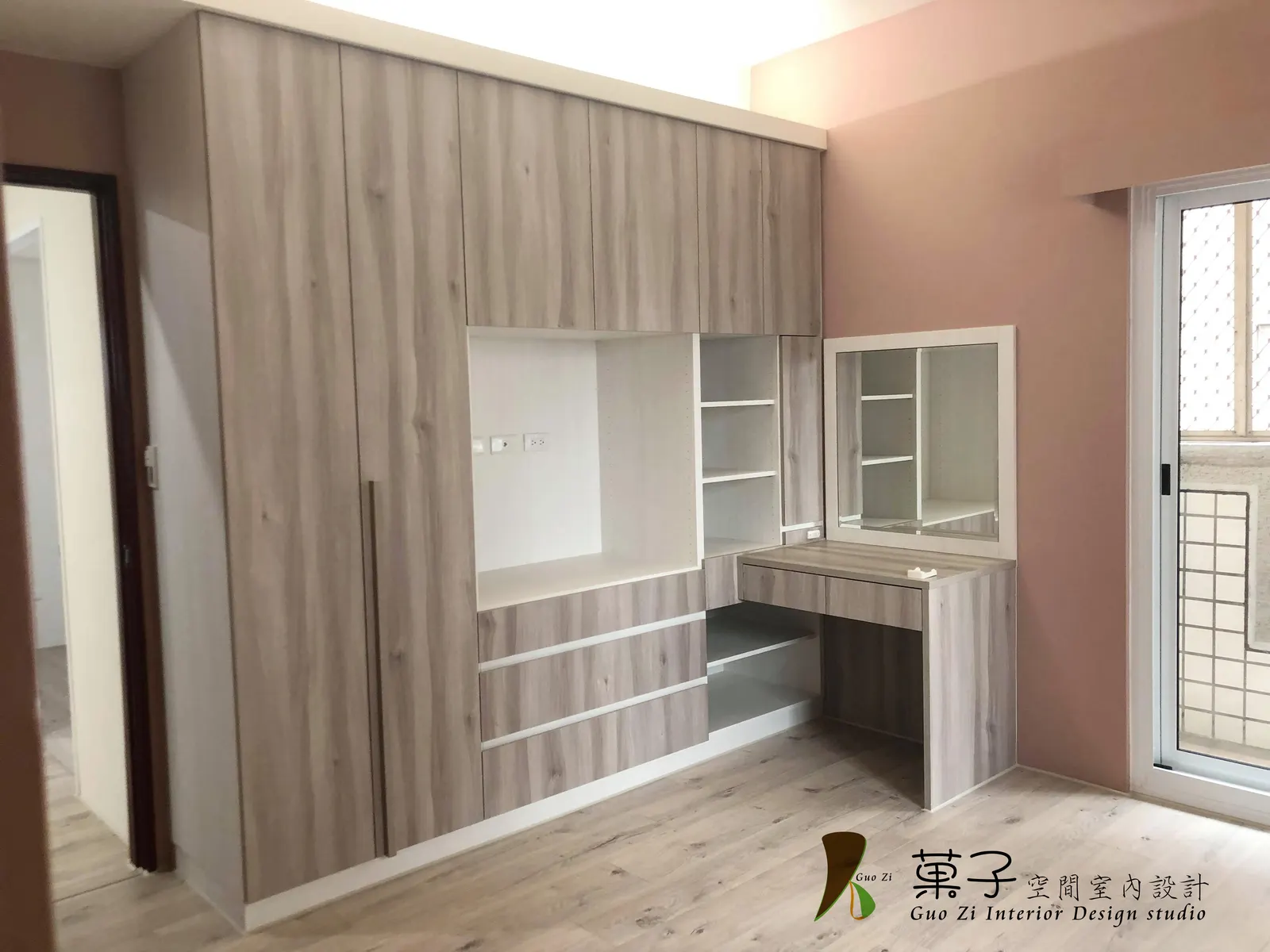 現代簡約大公寓－主臥衣櫃梳妝台｜菓子空間室內設計舊屋翻新作品