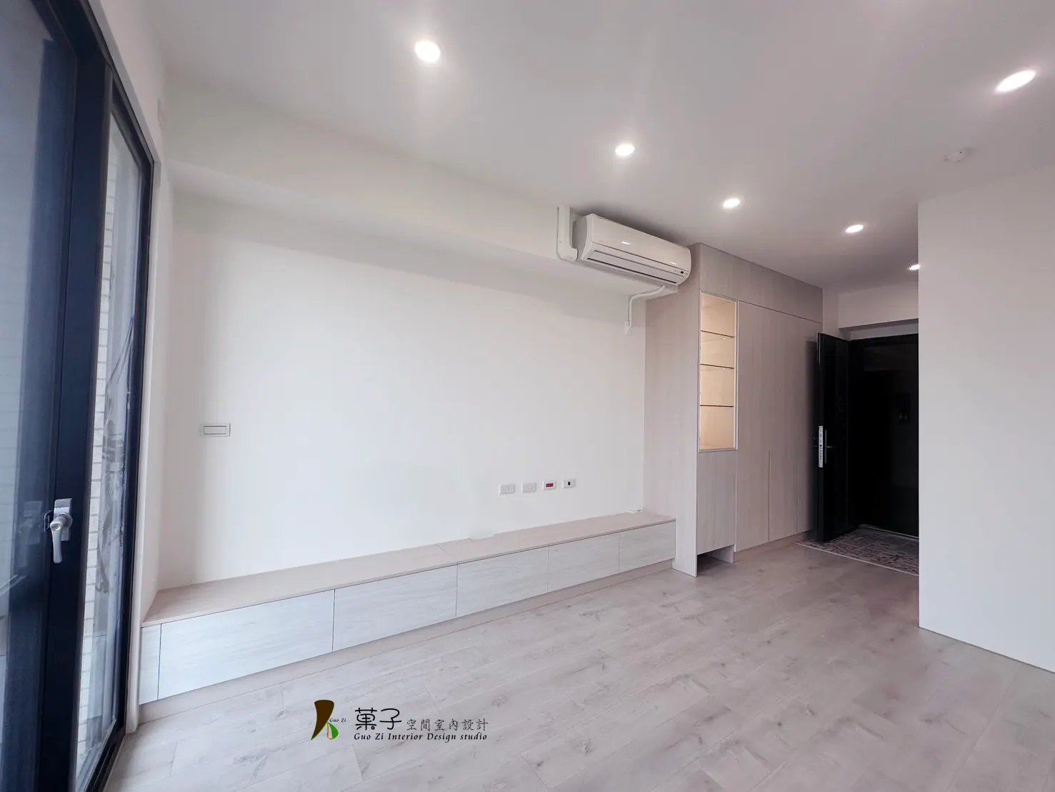 北歐風大收納溫馨婚房客廳完工實景－新竹 18 坪老屋翻新北歐風設計｜菓子空間室內設計