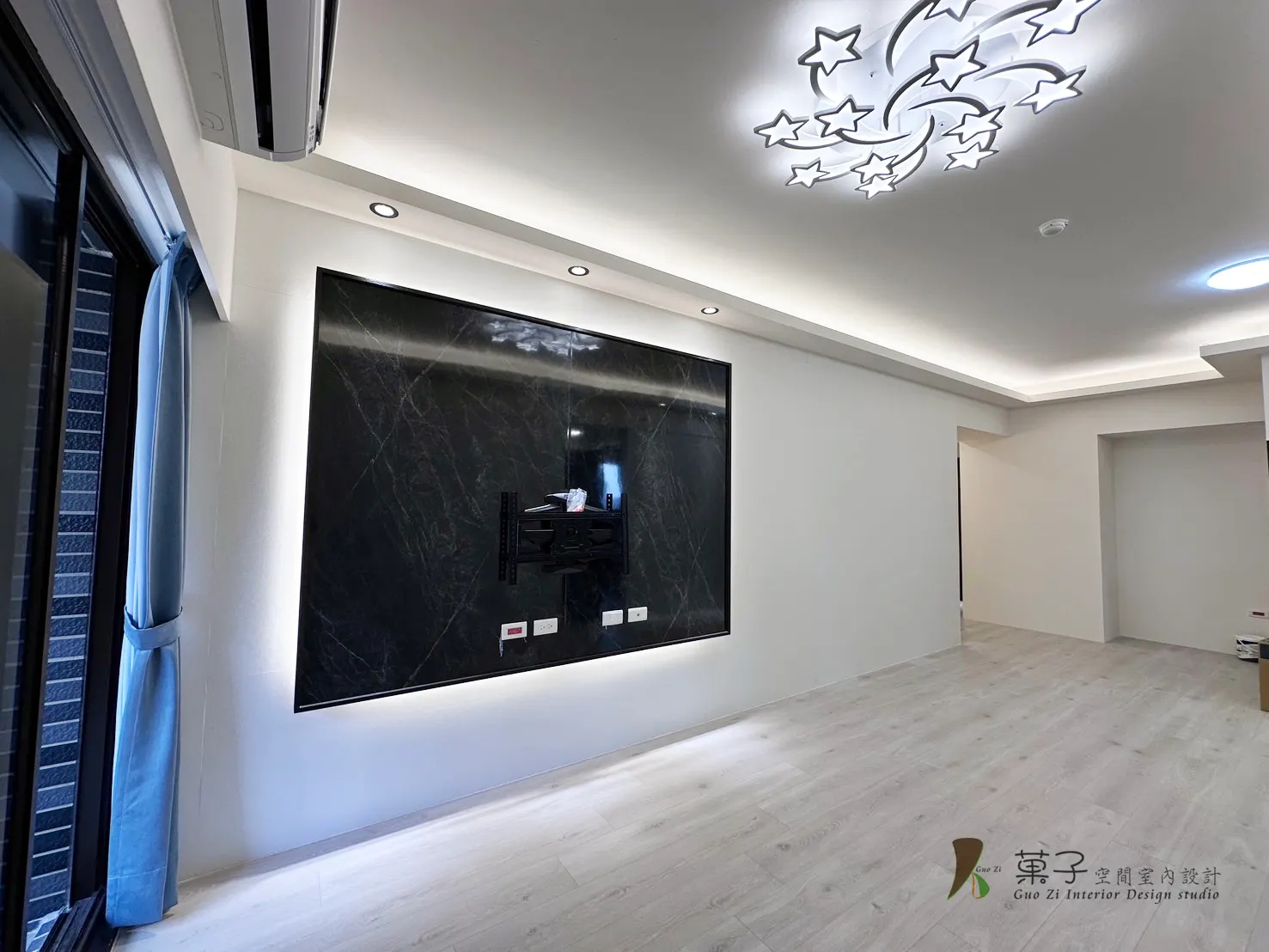 簡約軟裝機能宅客廳電視牆完工實景－桃園中壢 30 坪軟裝更新｜菓子空間室內設計