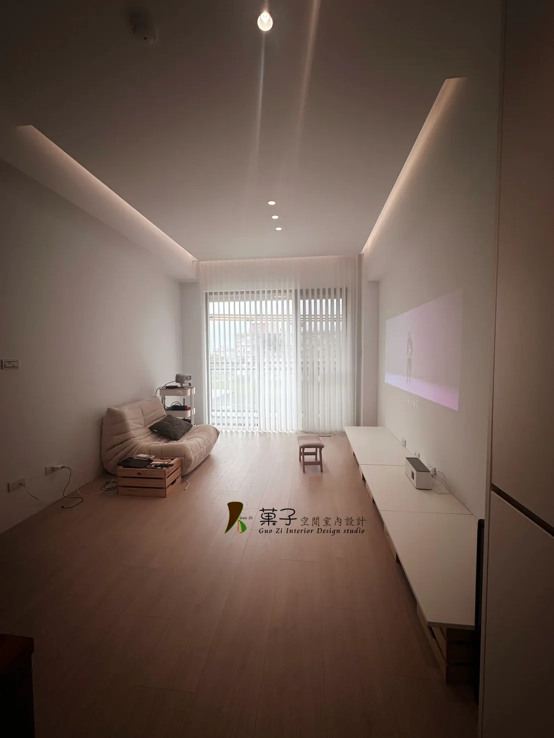 柔光幻影侘極宅－客廳投影牆入住實景｜菓子空間室內設計住宅設計作品